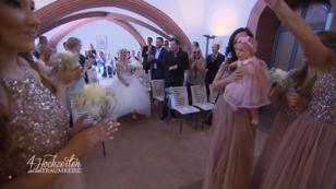 Auf dem Weg zum Altar wird geklatscht und getanzt Auf dem Weg zum Altar wird geklatscht und getanzt