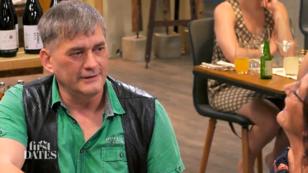 Timo liest Frauen Getränkewünsche ab Timo liest Frauen Getränkewünsche ab