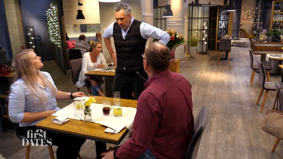 Roland hat sogar einen Drink für die zwei kreiert Roland hat sogar einen Drink für die zwei kreiert