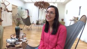 Alessa zieht zuerst ihren Favoriten an Alessa zieht zuerst ihren Favoriten an
