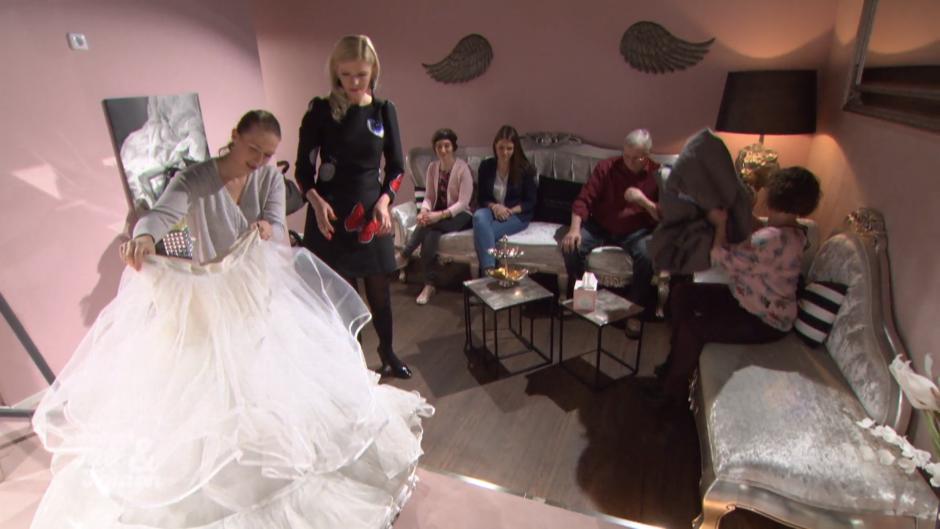 Sabrina bringt einen monströsen Petticoat mit Sabrina bringt einen monströsen Petticoat mit