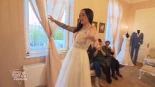 Das Kleid haut die Braut wortwörtlich vom Hocker Das Kleid haut die Braut wortwörtlich vom Hocker