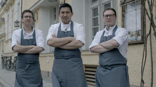 Das ist Tohru Nakamura mit seinem Team Das ist Tohru Nakamura mit seinem Team
