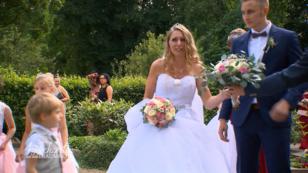Im Hochzeitskleid am Grab ihrer Mutter Im Hochzeitskleid am Grab ihrer Mutter