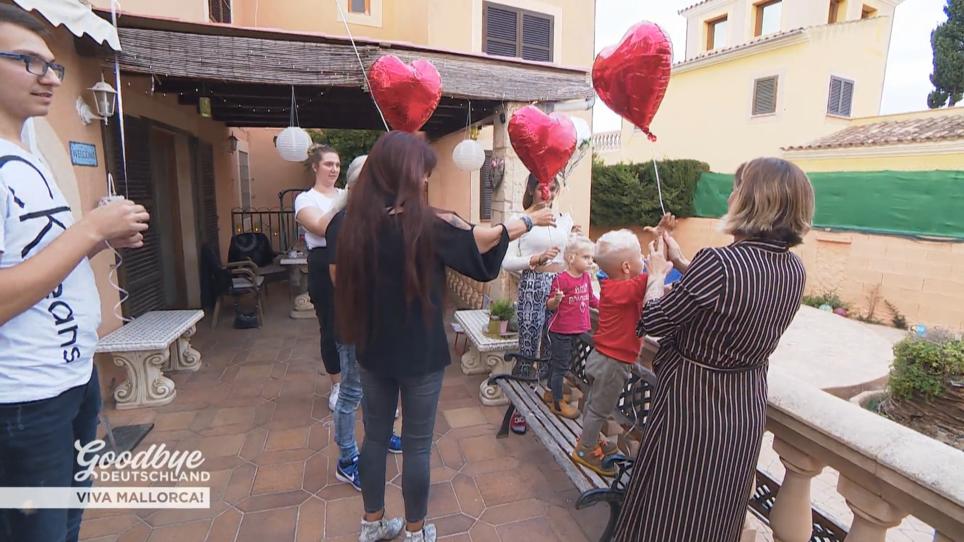 Die Familie lässt Ballons für Jens steigen Die Familie lässt Ballons für Jens steigen