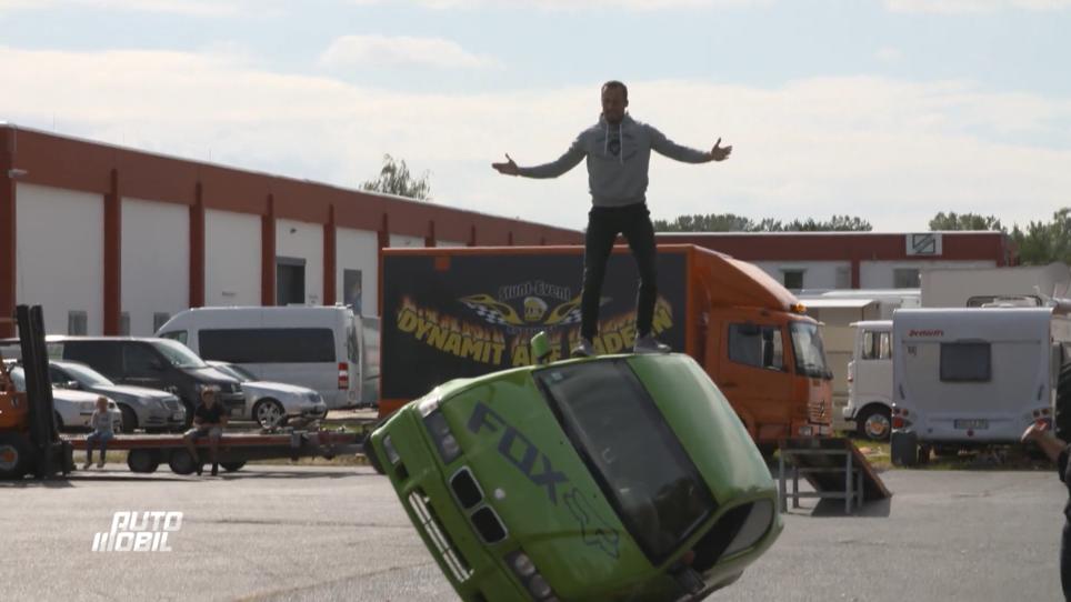 Lance stellt sich auf ein fahrendes Auto Lance stellt sich auf ein fahrendes Auto