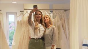 Die Braut hat das Kleid komplett umändern lassen Die Braut hat das Kleid komplett umändern lassen