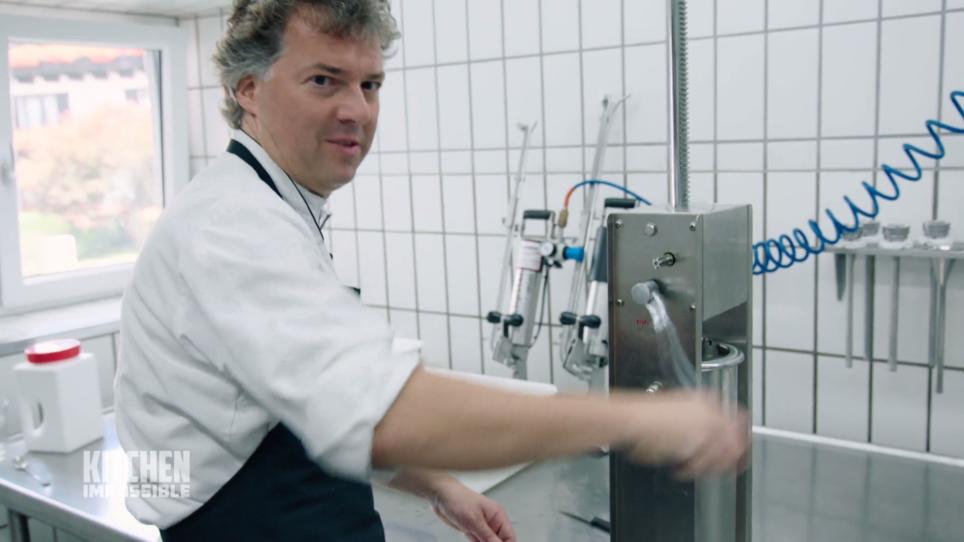 Peter Maria Schnurr muss Würste selber machen Peter Maria Schnurr muss Würste selber machen