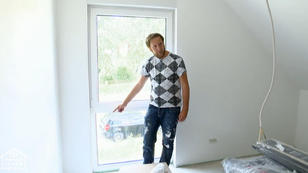 Alex ist mit Angelinas Arbeit nicht zufrieden Alex ist mit Angelinas Arbeit nicht zufrieden
