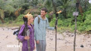 Lara und Stefan stehen vor den erloschenen Fackeln Lara und Stefan stehen vor den erloschenen Fackeln