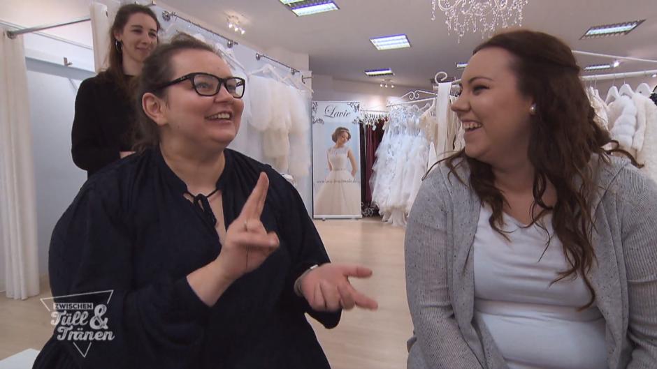 Sarah hat schon mal ein Kleid im „Lavie“ gekauft Sarah hat schon mal ein Kleid im „Lavie“ gekauft