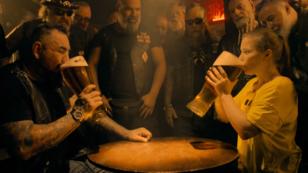Shiri trinkt den Rockerboss unter den Tisch Shiri trinkt den Rockerboss unter den Tisch
