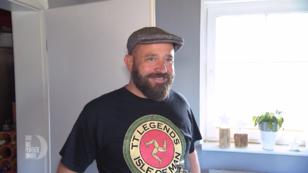 Frank will mit seiner weißen Tischdecke punkten Frank will mit seiner weißen Tischdecke punkten