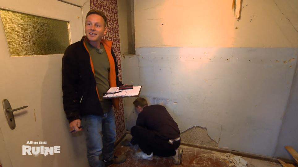 Marcel passt auf seinen Tollpatsch auf Marcel passt auf seinen Tollpatsch auf
