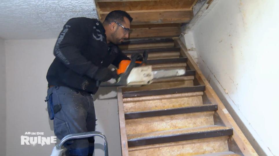 Ali rückt der Treppe zu Leibe Ali rückt der Treppe zu Leibe