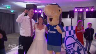 Schalke-Maskottchen Erwin bringt die Torte Schalke-Maskottchen Erwin bringt die Torte