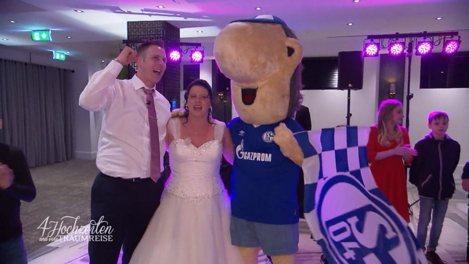 Schalke-Maskottchen Erwin bringt die Torte Schalke-Maskottchen Erwin bringt die Torte