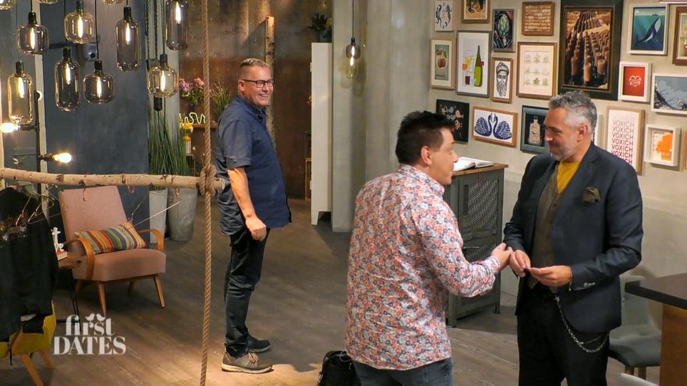 Roland bekommt ein Kärtchen von Malkiel Roland bekommt ein Kärtchen von Malkiel