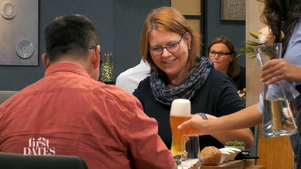 Holger spürt, dass Claudia Wärme ausstrahlt Holger spürt, dass Claudia Wärme ausstrahlt