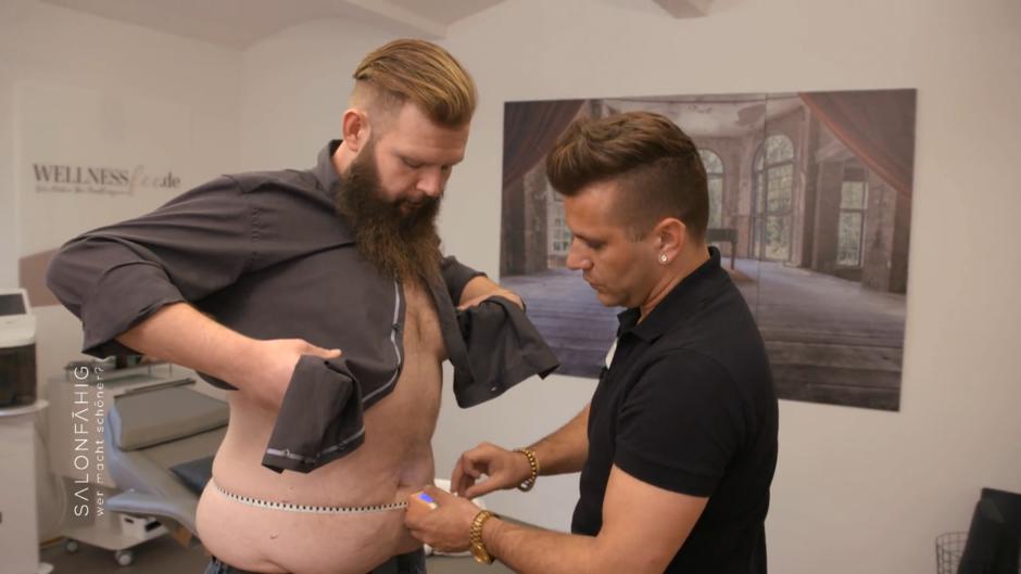 Jetzt geht es Andreas an den Speck Jetzt geht es Andreas an den Speck
