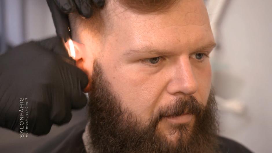 Hier werden Haare mit dem Feuerzeug entfernt Hier werden Haare mit dem Feuerzeug entfernt