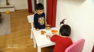 Die Kinder essen gesondert am Kindertisch Die Kinder essen gesondert am Kindertisch