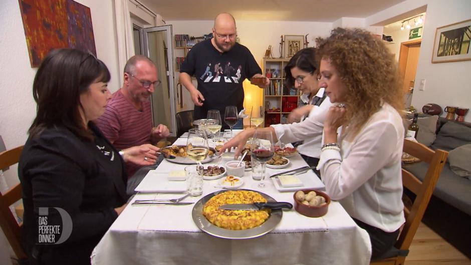 Dennys Tisch ist zu klein Dennys Tisch ist zu klein