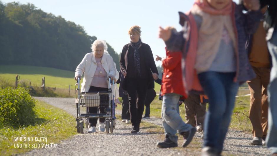Es geht gemeinsam zum Bauernhof Es geht gemeinsam zum Bauernhof