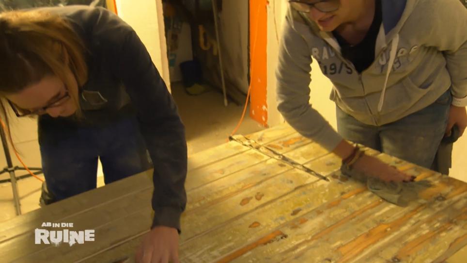 Vera und Laura gestalten die alte Tür um Vera und Laura gestalten die alte Tür um