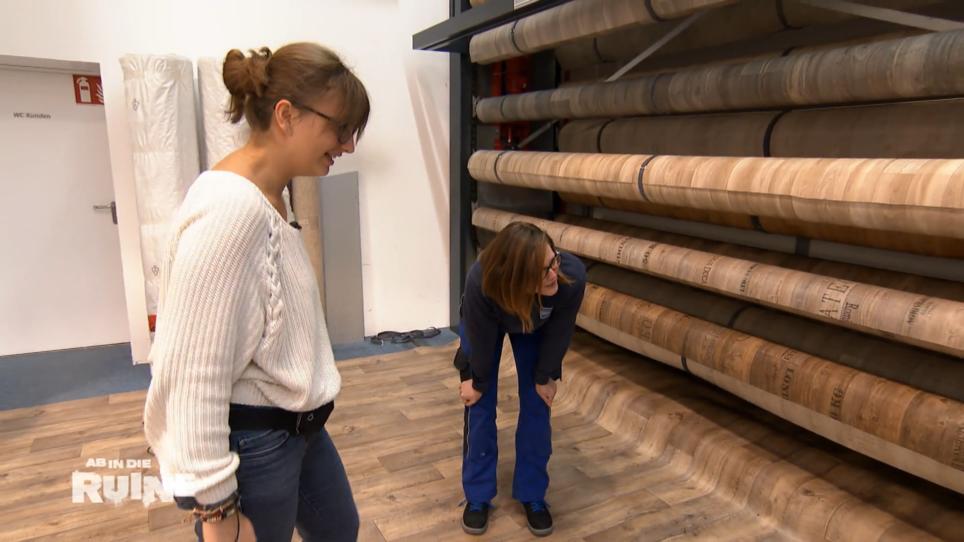 Der Boden für das erweiterte Wohnzimmer wird ausgesucht Der Boden für das erweiterte Wohnzimmer wird ausgesucht
