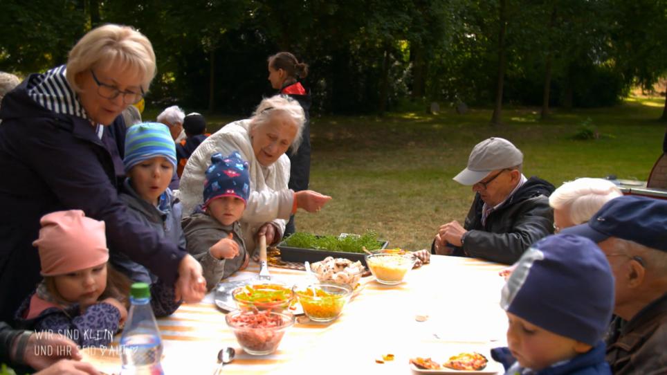 Gemeinsam wird im Park Pizza gebacken Gemeinsam wird im Park Pizza gebacken