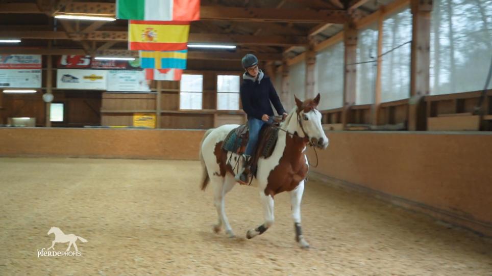 Emily sitzt das erste Mal auf ihrem Pferd Emily sitzt das erste Mal auf ihrem Pferd