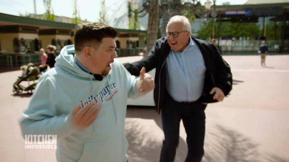 DFB-Präsident Fritz Keller überrascht Tim Mälzer DFB-Präsident Fritz Keller überrascht Tim Mälzer