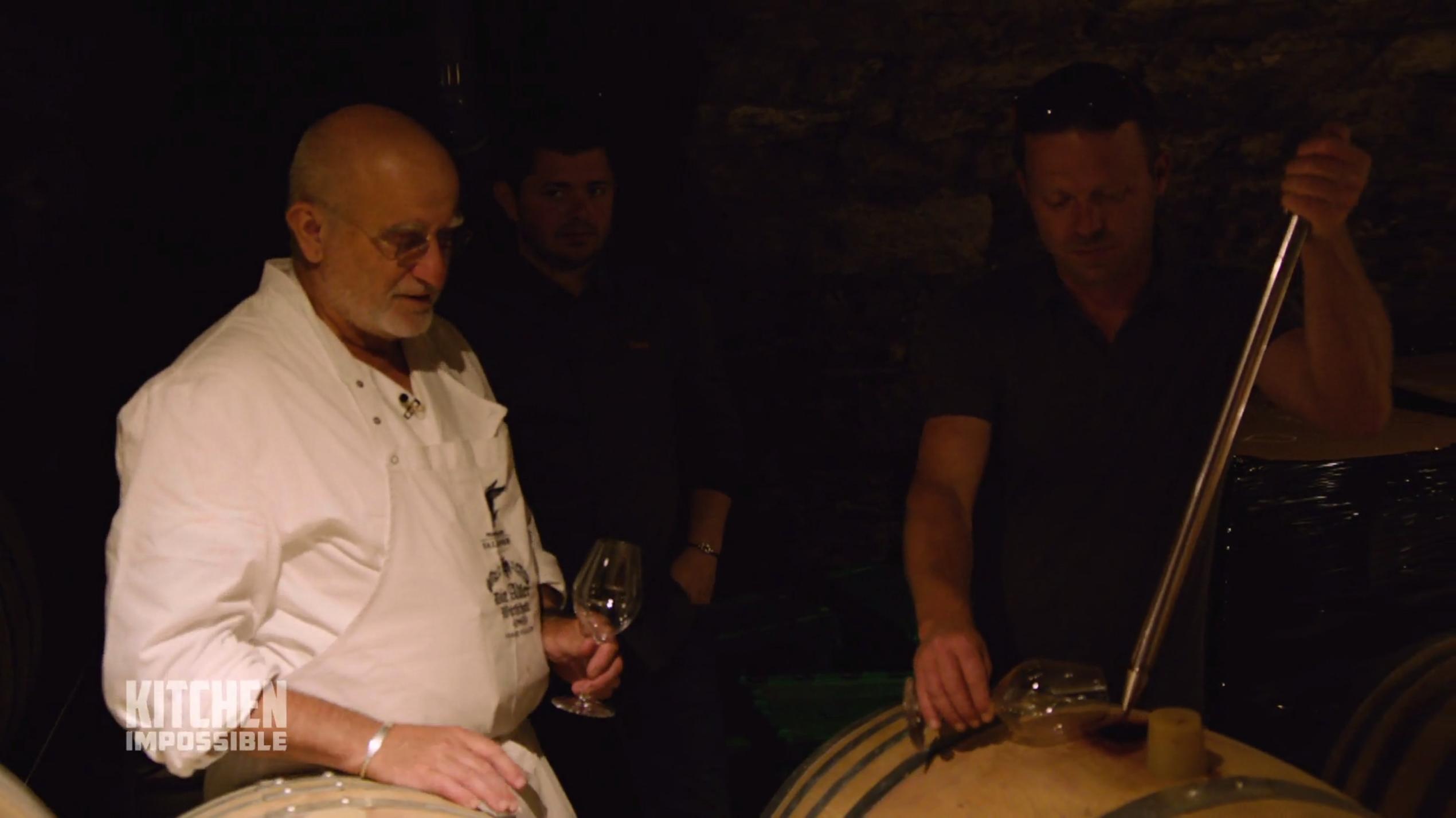 Franz Keller geht während der Kochzeit zur Weinprobe Franz Keller geht während der Kochzeit zur Weinprobe