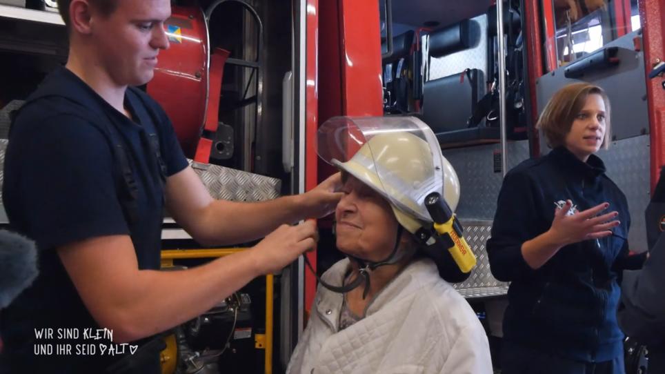 Jung und alt besuchen die Feuerwehr Jung und alt besuchen die Feuerwehr