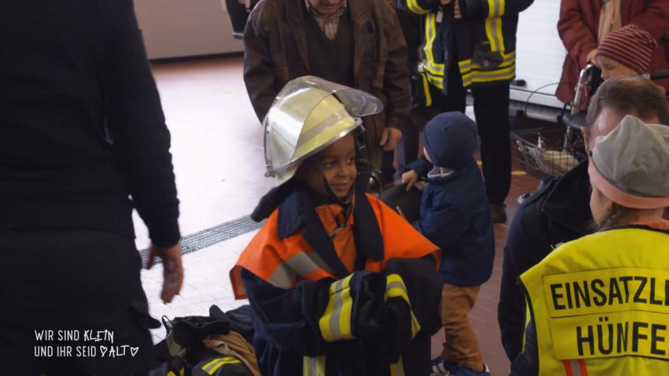 Die Kleinen dürfen die Uniformen ausprobieren Die Kleinen dürfen die Uniformen ausprobieren