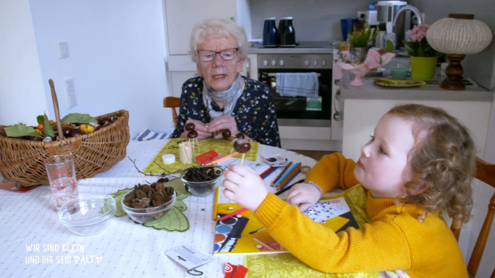 Finja und Edith basteln Kastanienmännchen Finja und Edith basteln Kastanienmännchen