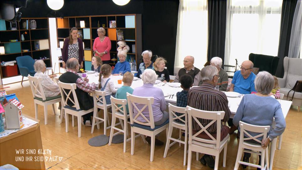 Ein gemeinsames Essen an der langen Tafel Ein gemeinsames Essen an der langen Tafel