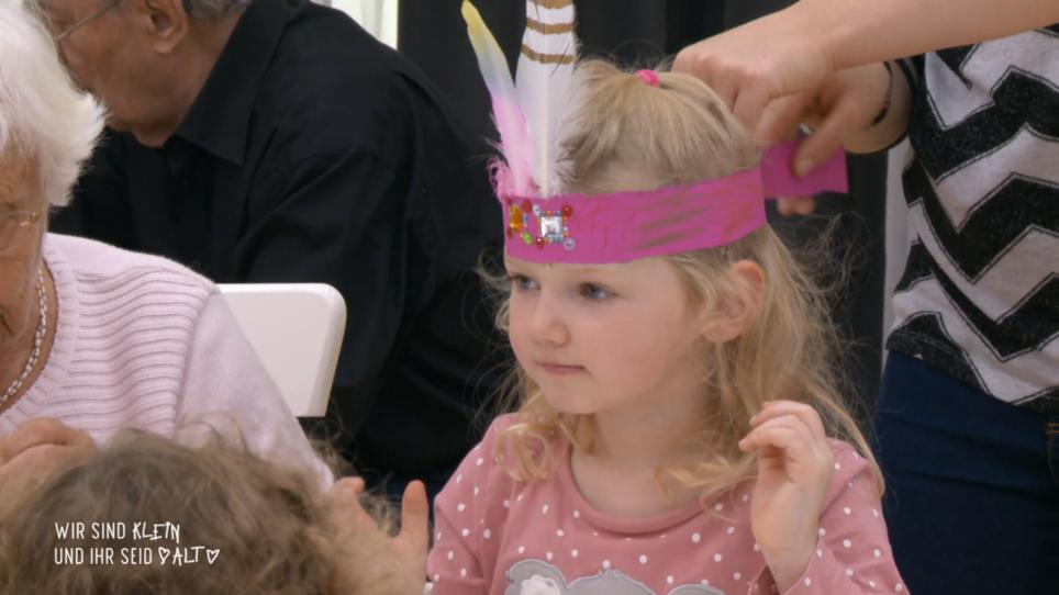 Heute wird Kopfschmuck gebastelt Heute wird Kopfschmuck gebastelt