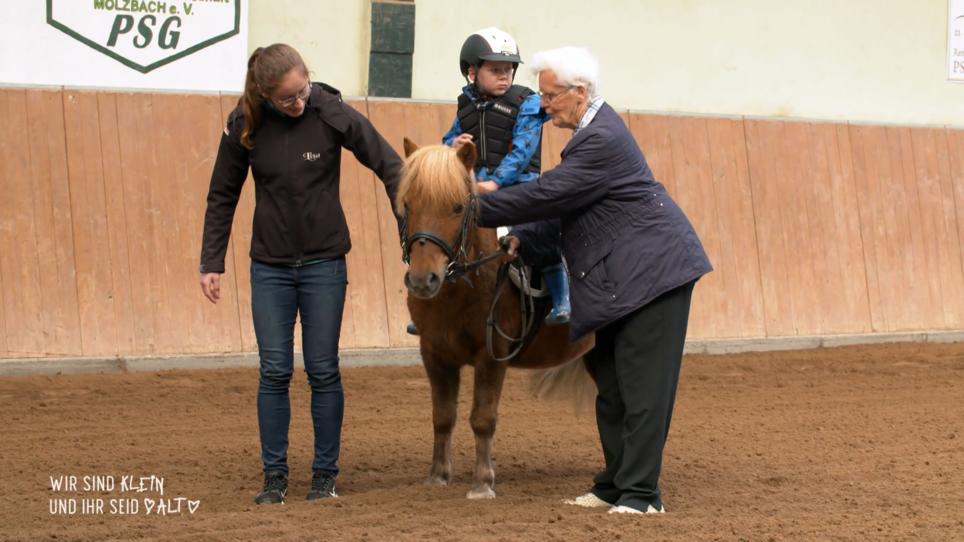 Die Kinder bekommen eine Reitstunde Die Kinder bekommen eine Reitstunde