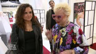 Maritta begrüßt eine extravagante Kundin Maritta begrüßt eine extravagante Kundin