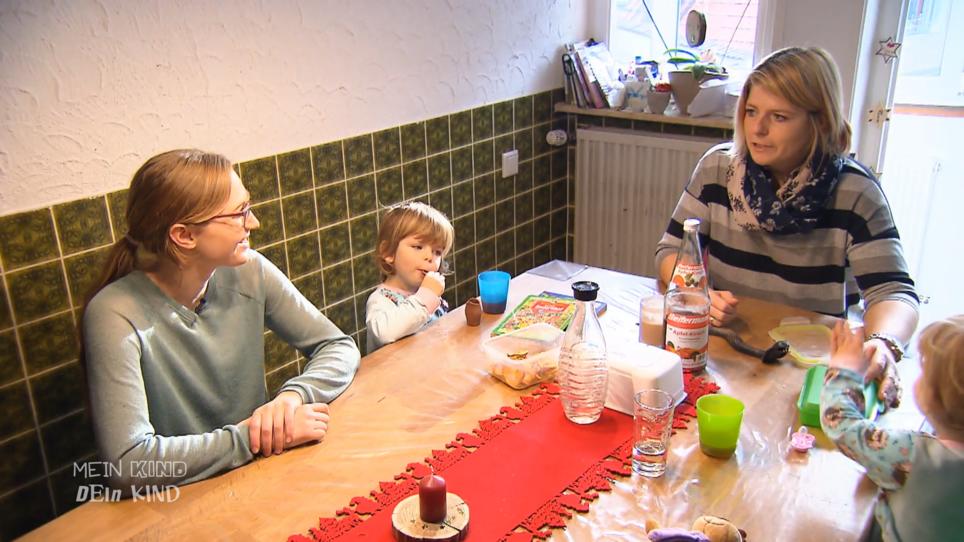 Katja legt Wert auf Tischmanieren Katja legt Wert auf Tischmanieren