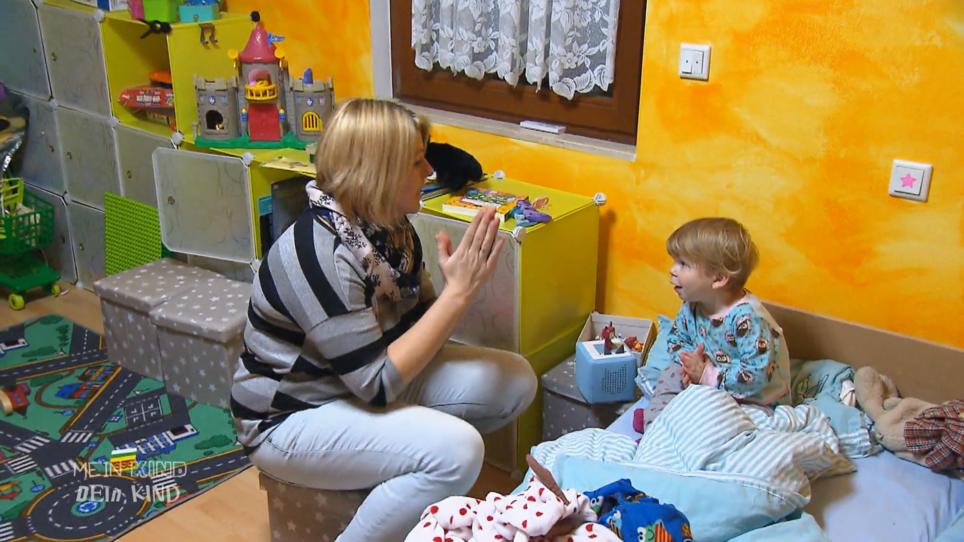 Katja betet vor dem Schlafengehen mit den Kindern Katja betet vor dem Schlafengehen mit den Kindern