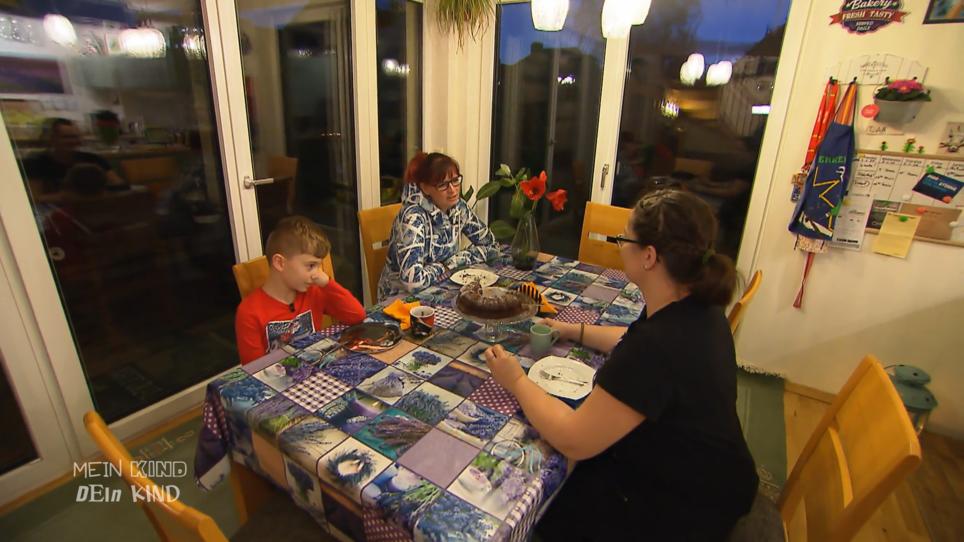 Aleksandra belohnt Tristan mit Essen Aleksandra belohnt Tristan mit Essen