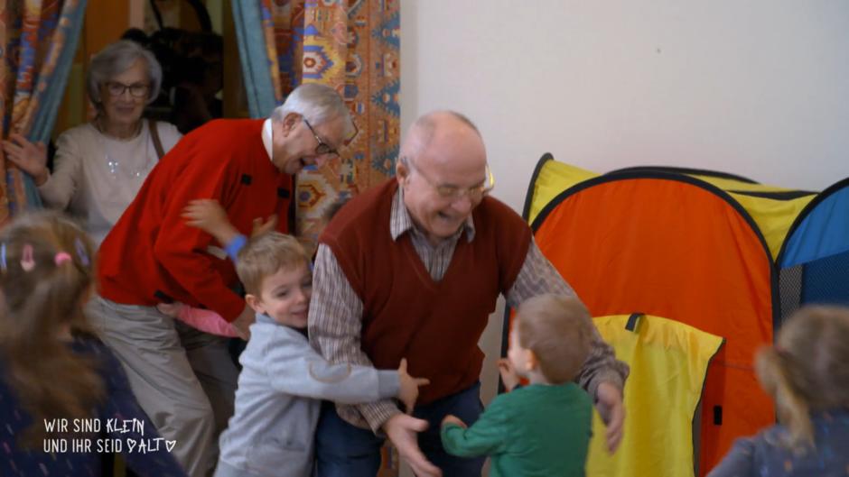 Die Senioren besuchen die Kinder in der Kita Die Senioren besuchen die Kinder in der Kita