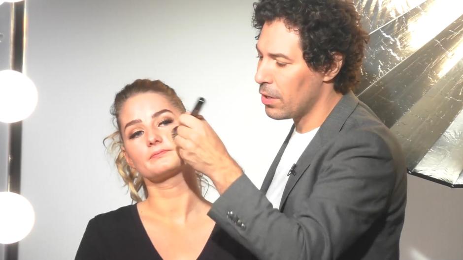 Boris Entrup zeigt, wie man den perfekten Make-up-Ton findet Boris Entrup zeigt, wie man den perfekten Make-up-Ton findet