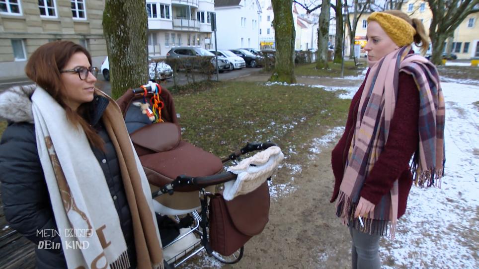 Madeleine raucht, obwohl sie ihre Tochter noch stillt Madeleine raucht, obwohl sie ihre Tochter noch stillt