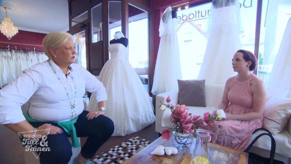 Der Brautkleid-Kauf gibt ihr viel Kraft Der Brautkleid-Kauf gibt ihr viel Kraft