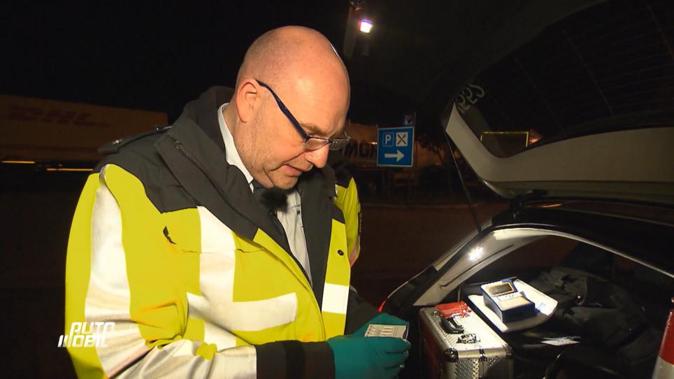 Die Polizei führt eine Kontrolle auf der Raststätte durch Die Polizei führt eine Kontrolle auf der Raststätte durch