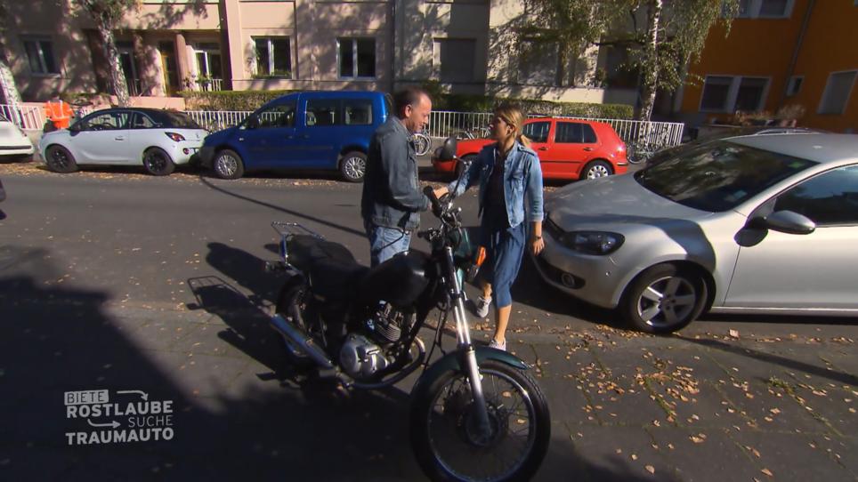 Panagiota guckt sich eine Yamaha 125 von '97 an Panagiota guckt sich eine Yamaha 125 von '97 an